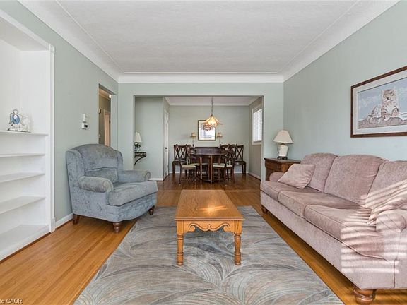 4th image of 20 Cardinal Dr