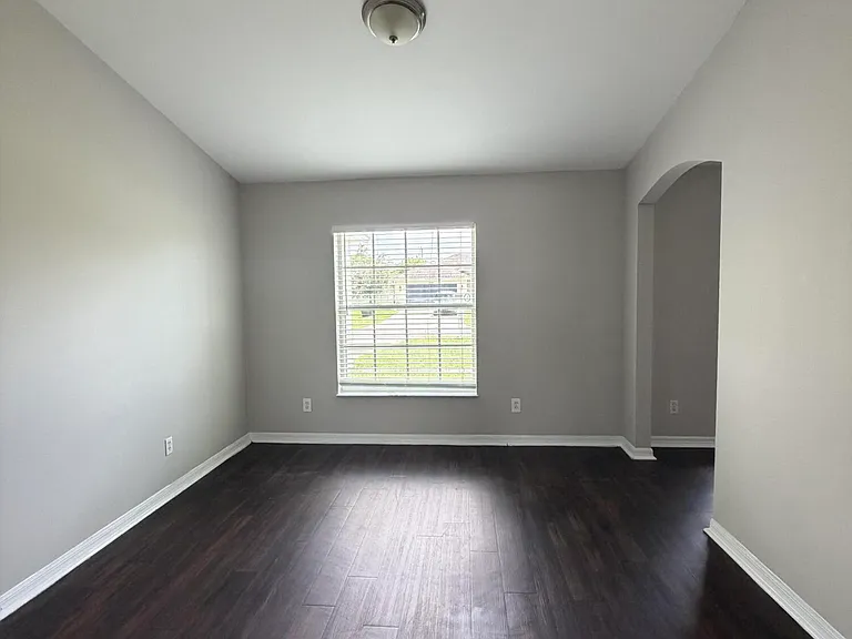 581 NW Goldcoast Ave — Photo 5