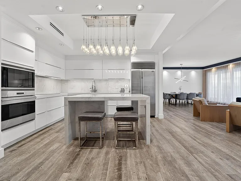 2301 Collins Ave #14 — Photo 2