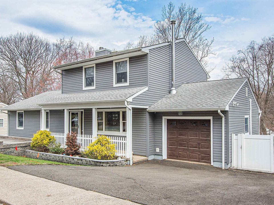 1st image of 104 Lionshead Dr W