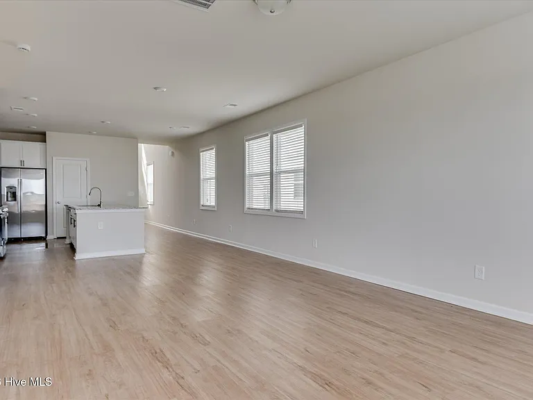 827 Justify Loop — Photo 3