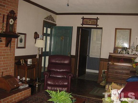 3rd image of 102 W Thorndale Dr