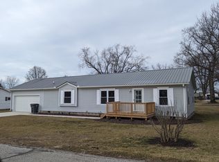 832 E 10th St, Rushville, IN 46173