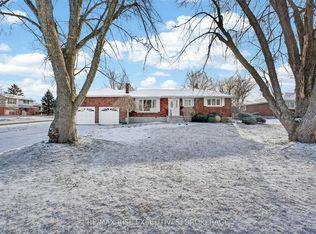 788 Meadowood Rd, Kingston, ON K7M 5G5