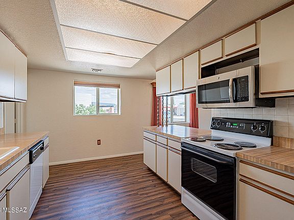 3rd image of 327 N Calle Del Chancero
