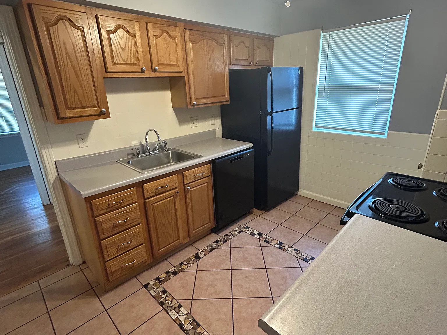 1242 Wentworth Dr — Photo 2