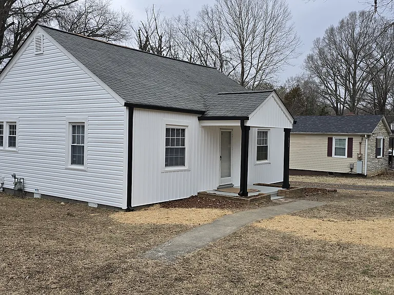 207 Maple Ln — Photo 1