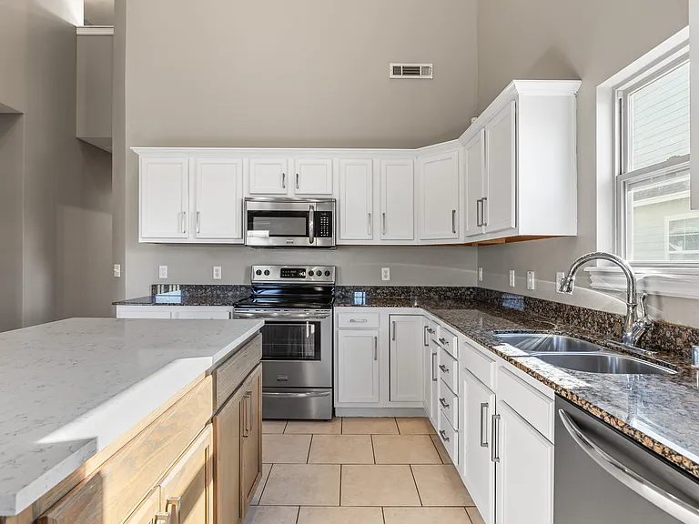 1501 NE Dysart Woods Ln — Photo 8