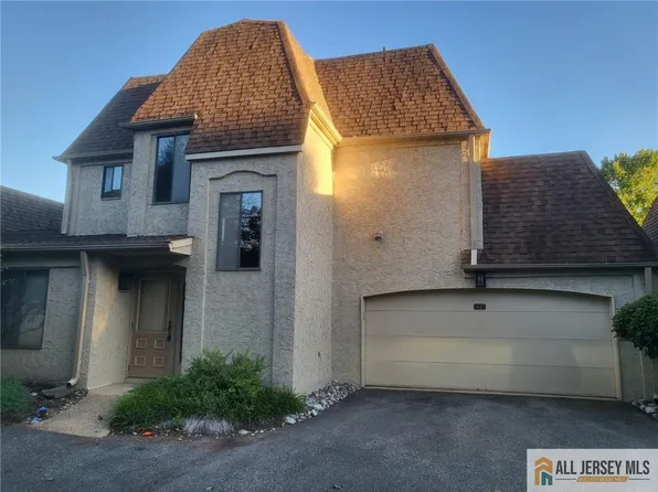 12 Carriage Pl #1012, Edison, NJ 08820