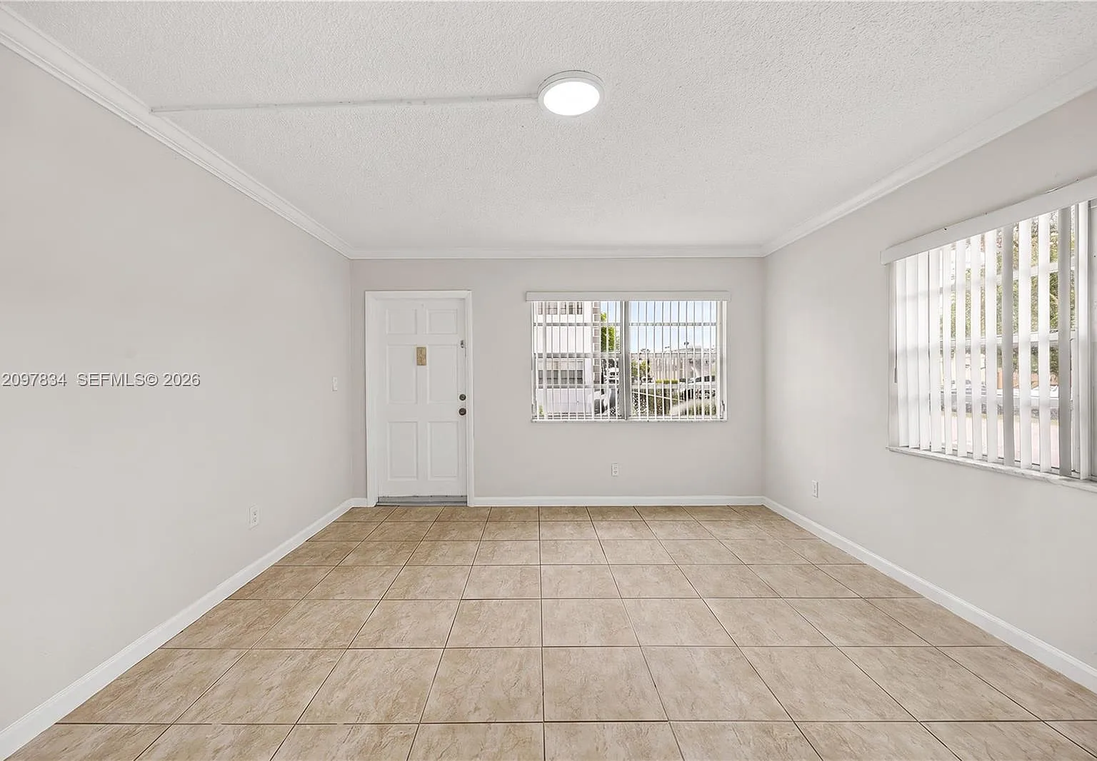 4933 Hollywood Blvd — Photo 4