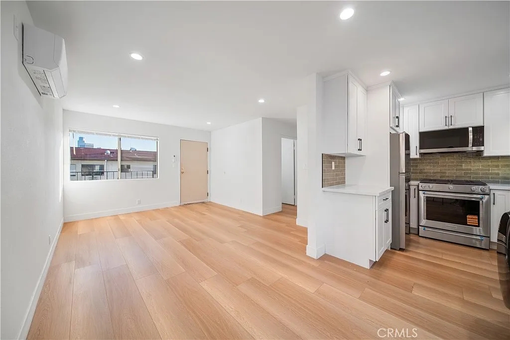 2 bed, 750 sqft, $2,450 — Photo 4