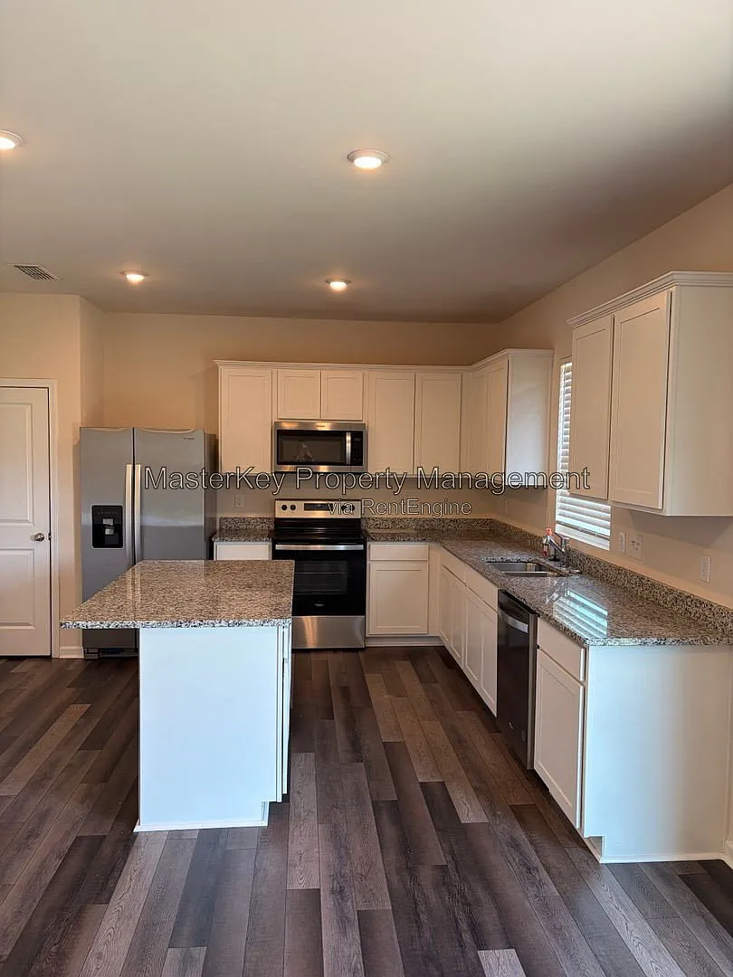 3 bed, 2.5 bath, 2083 sqft, $2,295 — Photo 3