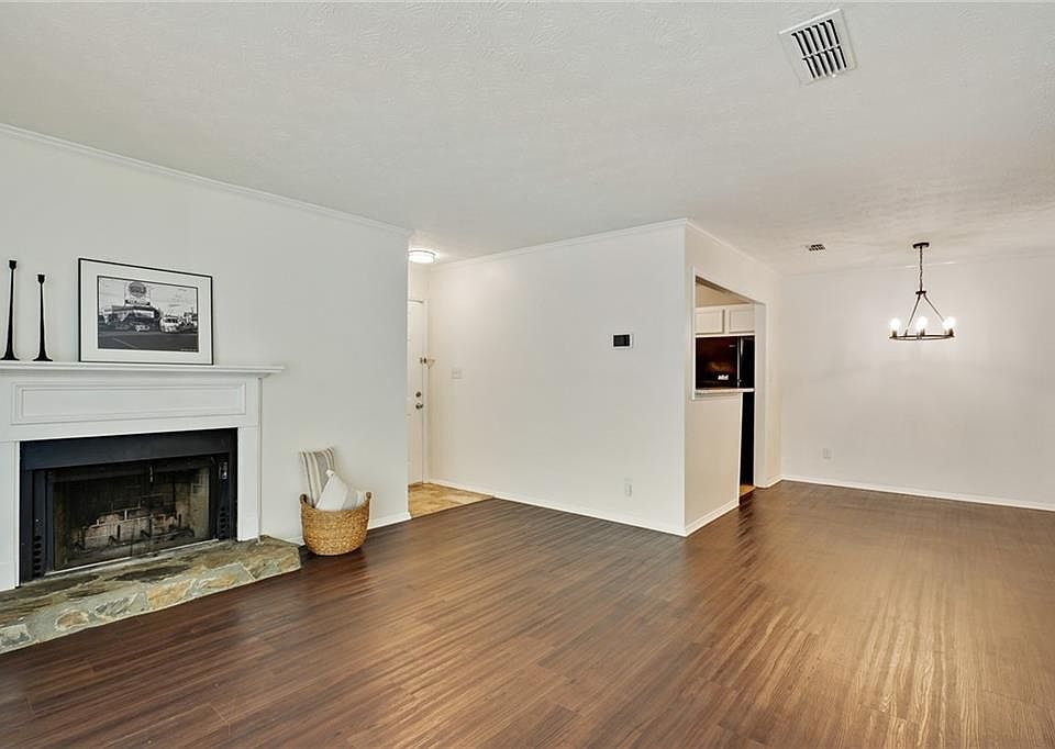 1st image of 405 Country Park Dr SE