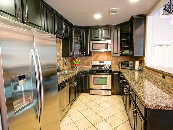 5th image of 631 E Magnolia Blvd Unit 107