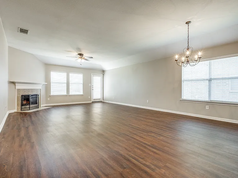 612 Cove Ct — Photo 3