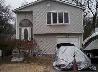 9 Spruce St, Patchogue, NY 11772