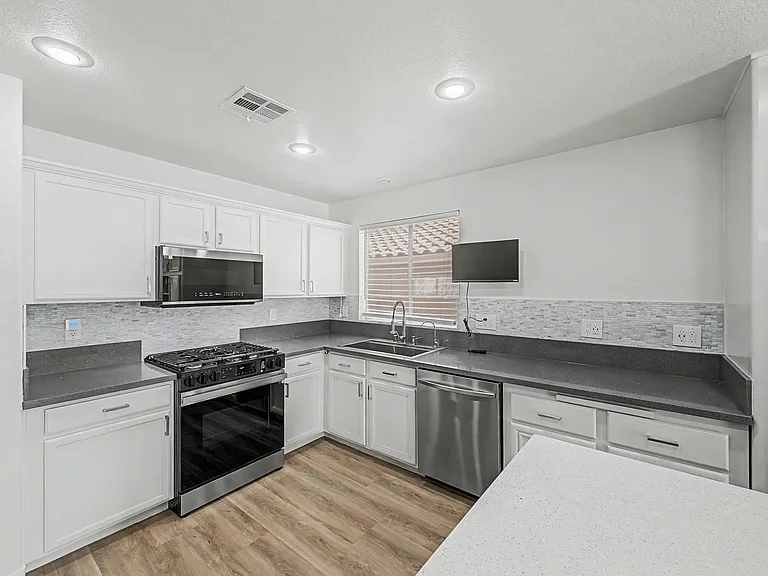 10547 Lilac Tree Ave — Photo 12