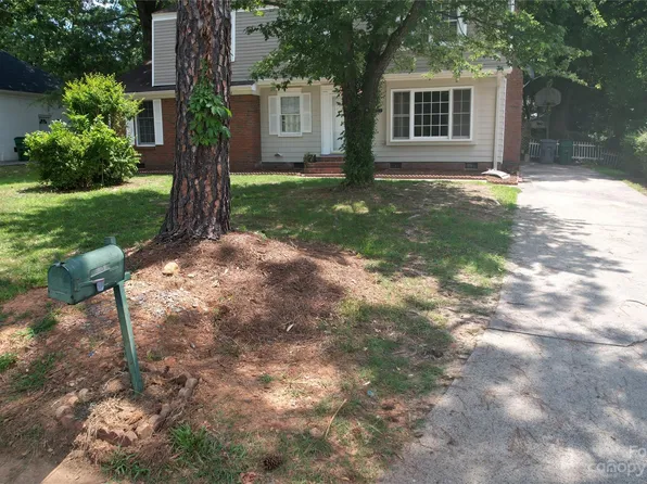 6301 Coach Hill Ln, Charlotte, NC 28212