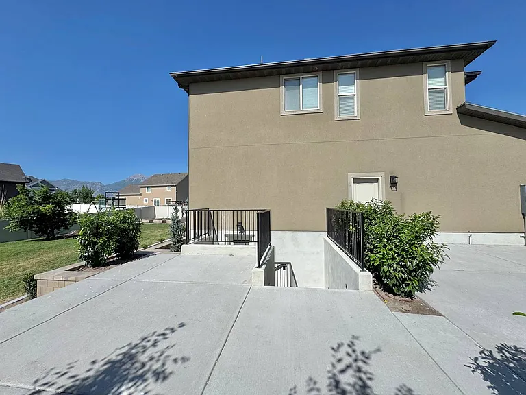 698 S Lake View Dr #B — Photo 34