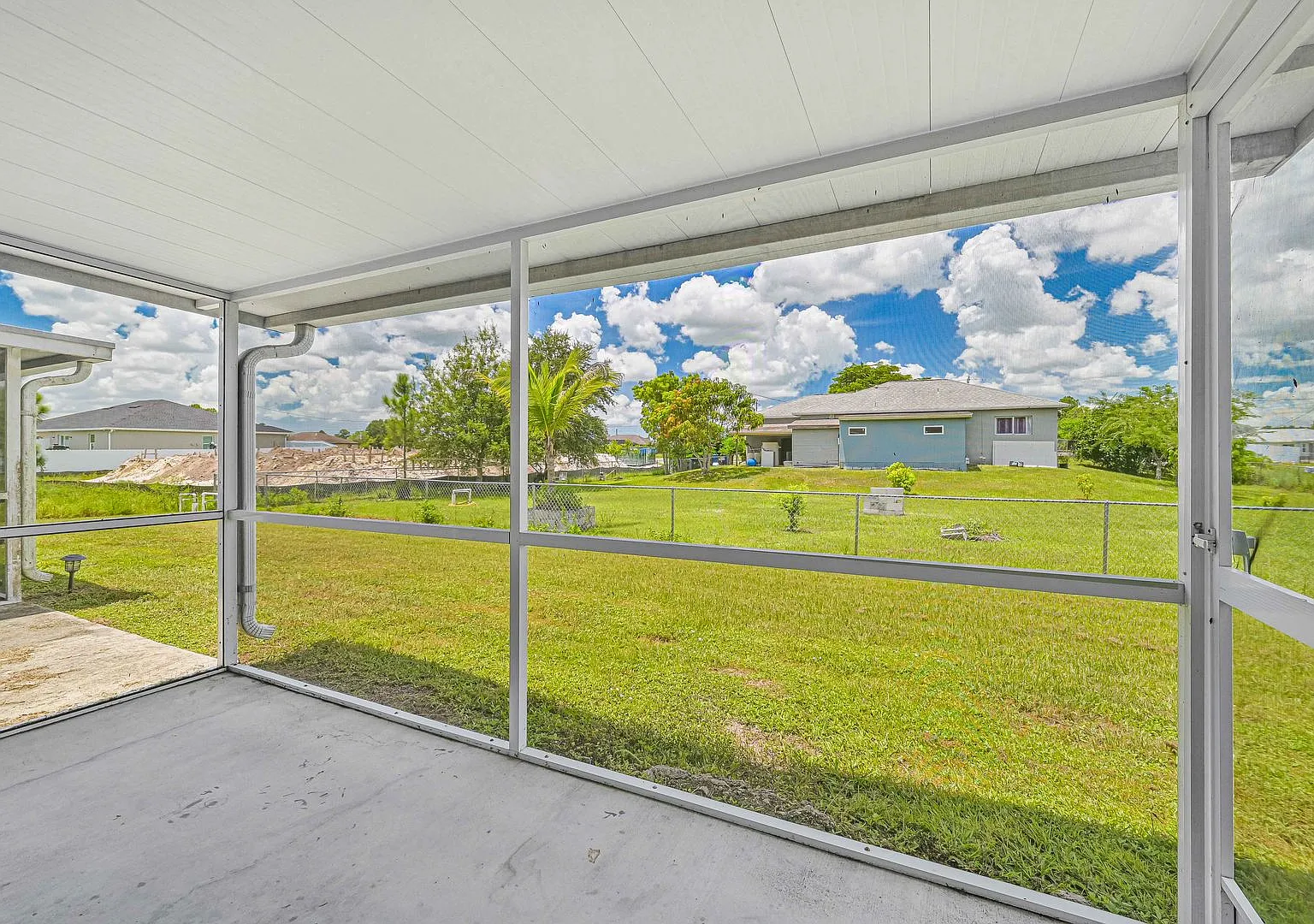 Well Maintained Duplex in Lehigh with 1 Car Garage! — Photo 3