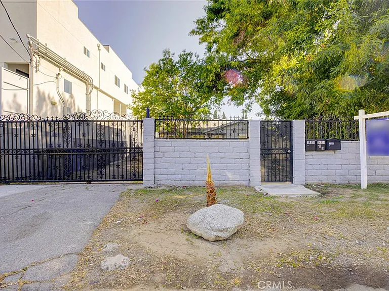 14916 Wyandotte St — Photo 31