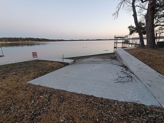 4th image of 1303 E Lake Dr