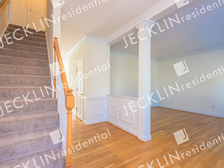 10653 Anna Marie Dr — Photo 2