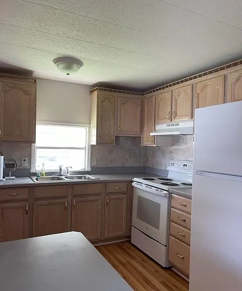 1812 Seagrape St NE — Photo 3