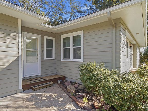 3rd image of 1034 SW Crest Dr