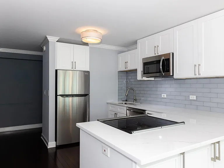 2 E Erie St #2014 — Photo 21