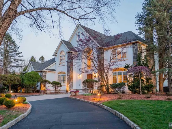 2 Sunflower Dr, Upper Saddle River, NJ 07458