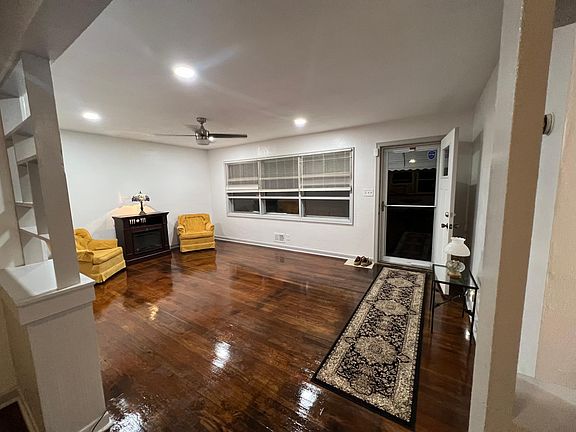 Open concept living-room with newly refinished hardwood floors. Recessed lighting with ceiling fan.