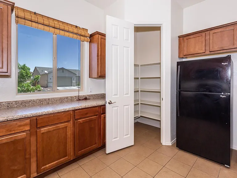 4511 N Dryden St — Photo 6