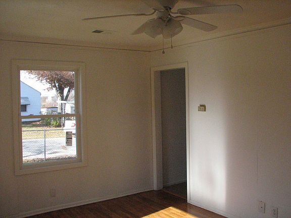 Livingroom door into kitchen