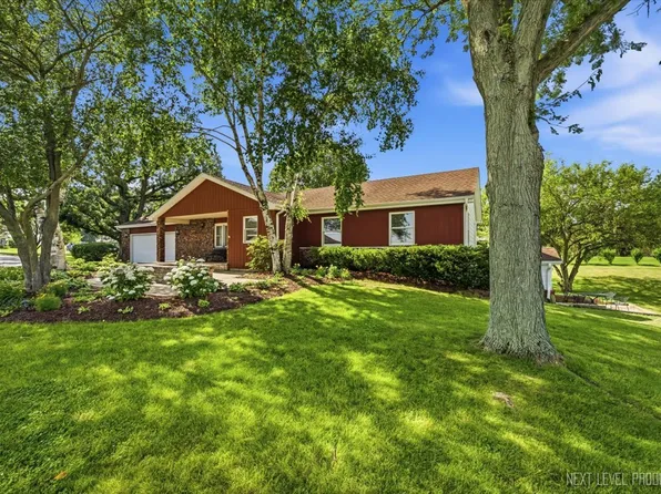 17N228 Oak Grove Dr, Hampshire, IL 60140