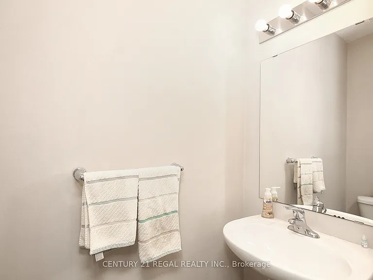 16 Thatcher Cres — Photo 12