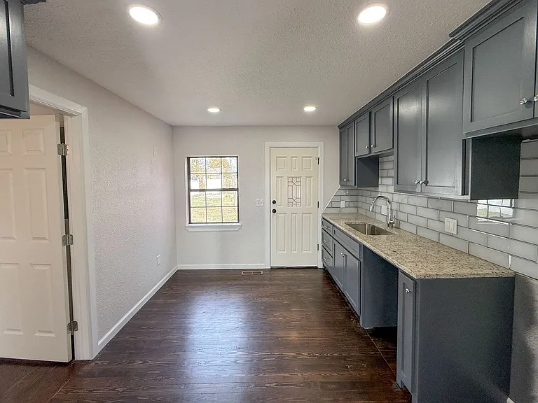 203 W Dale St — Photo 7