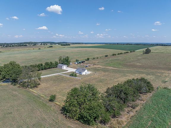 2nd image of 1584 E 517th Road