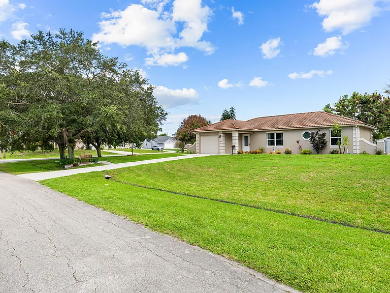 265 SW Dalton Cir — Photo 3