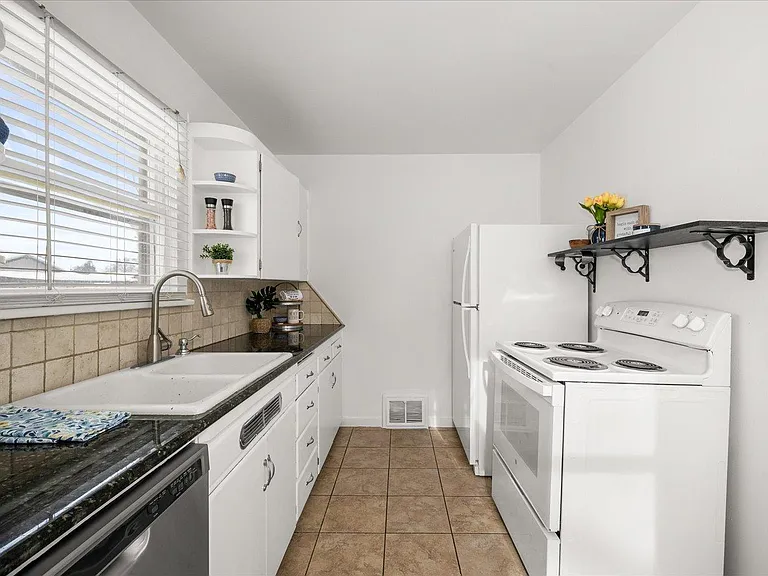 3923 N Walnut St — Photo 7
