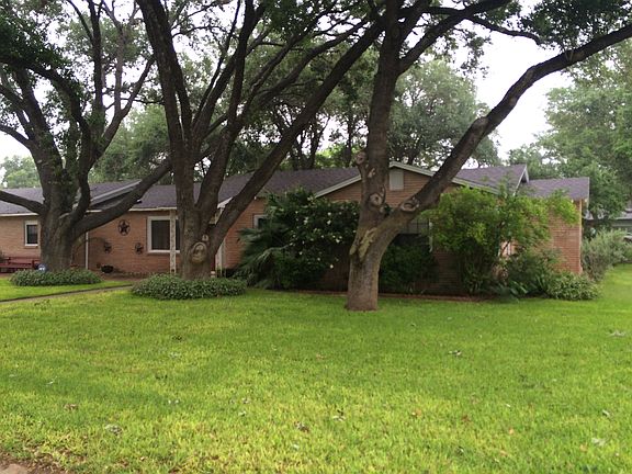 3 huge oaks in front