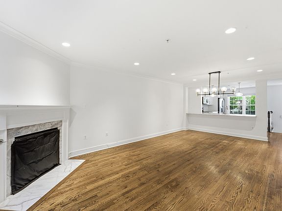 3rd image of 3092 S Glebe Rd