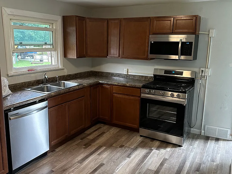 3233 Lincolnway E — Photo 5