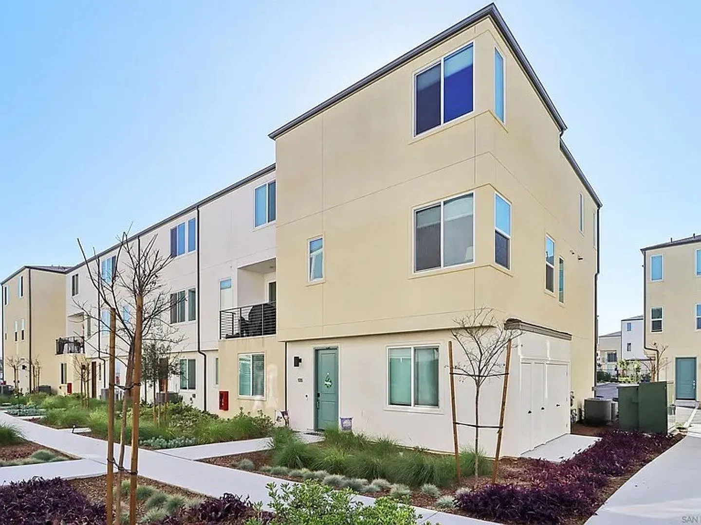 4 Bedroom Townhouse — Photo 1
