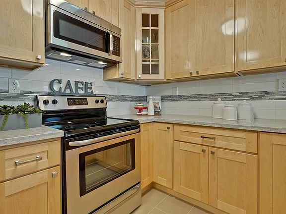 2nd image of 725 Mariposa Ave APT 101