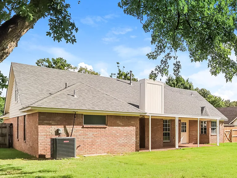 6752 Oakmoor Cir S — Photo 17