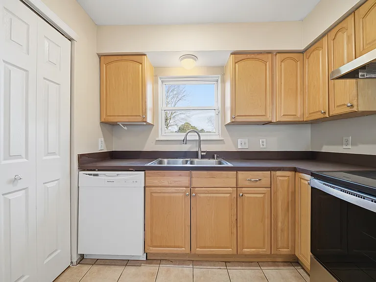 572 Rose Marie Ave — Photo 9