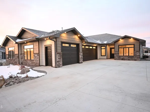 1911 Community Loop, Bismarck, ND 58503