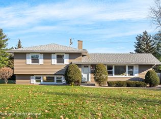 812 Magnolia Ln, Naperville, IL 60540