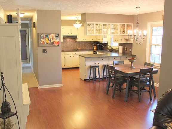 Kitchen / Dining Area